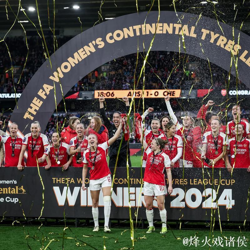 贡献3球1助！阿森纳官方：埃泽领取队内11月最佳球员奖杯