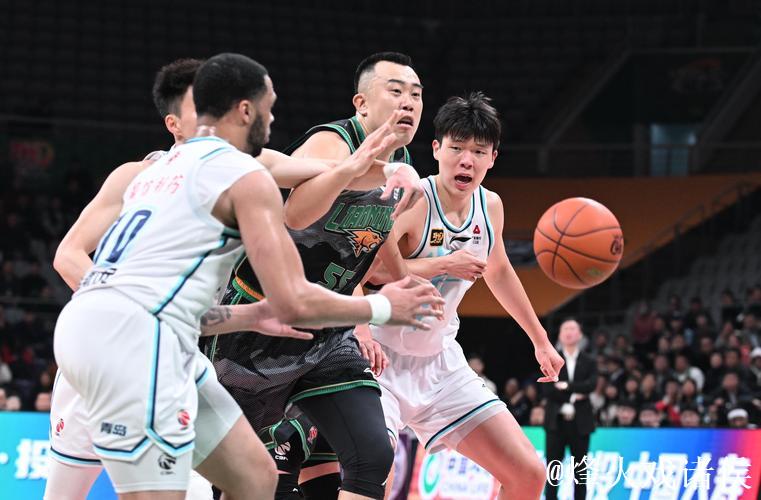 韩德君准绝杀辽宁1分险胜广州 广厦大胜四川